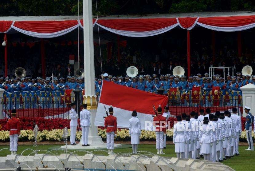 Pasukan Pengibar Bendera Pusaka (Paskibraka) mengibarkan bendera sang merah putih dalam acara upacara peringatan HUT RI.