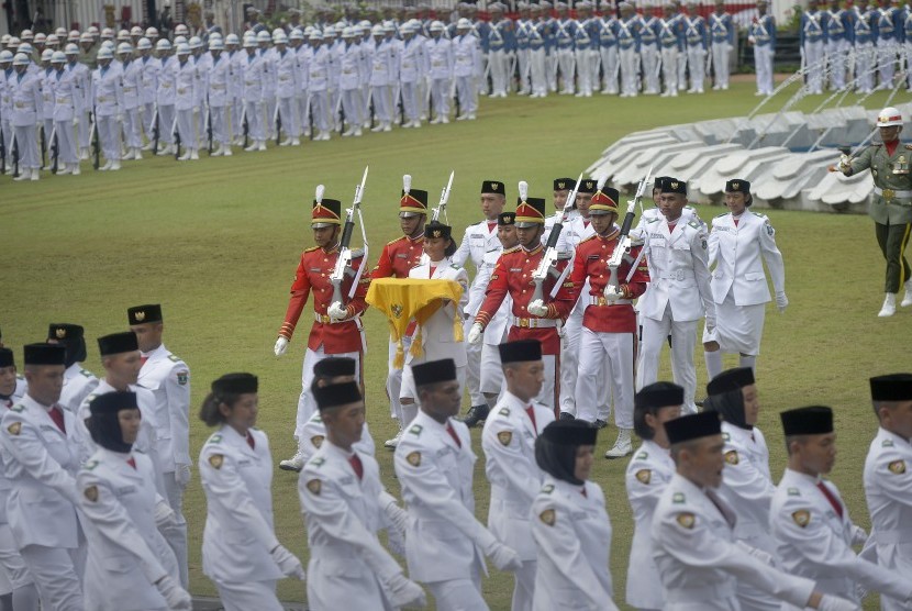 Pasukan Pengibar Bendera Pusaka (Paskibraka) mengikuti gladi bersih Upacara Peringatan Detik-Detik Proklamasi Kemerdekaan Indonesia di Halaman Istana Merdeka, Jakarta, Senin (15/8).