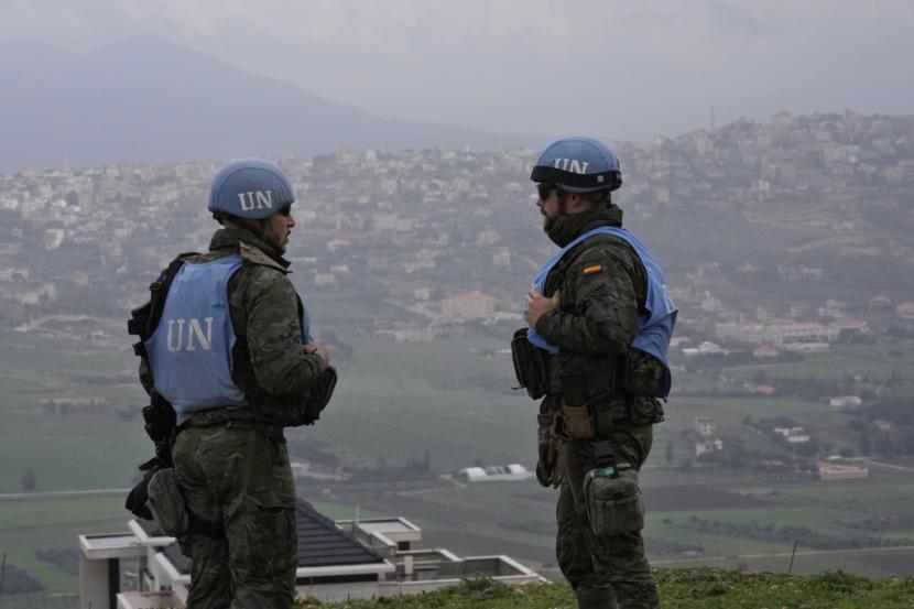 Pasukan penjaga perdamaian PBB asal Spanyol berdiri di sebuah bukit yang menghadap desa-desa perbatasan Lebanon dengan Israel di kota Marjayoun pada Rabu, 10 Januari 2024. 