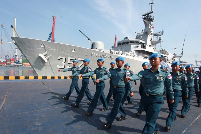 Pasukan perdamaian yang tergabung dalam Satgas Maritime Task Force (MTF) TNI Konga XXIII-H Unifil Lebanon berbaris untuk mengikuti upacara melepas keberangkatan KRI Bung Tomo-357 ke Lebanon di dermaga Mako Kolinlamil, Jakarta.