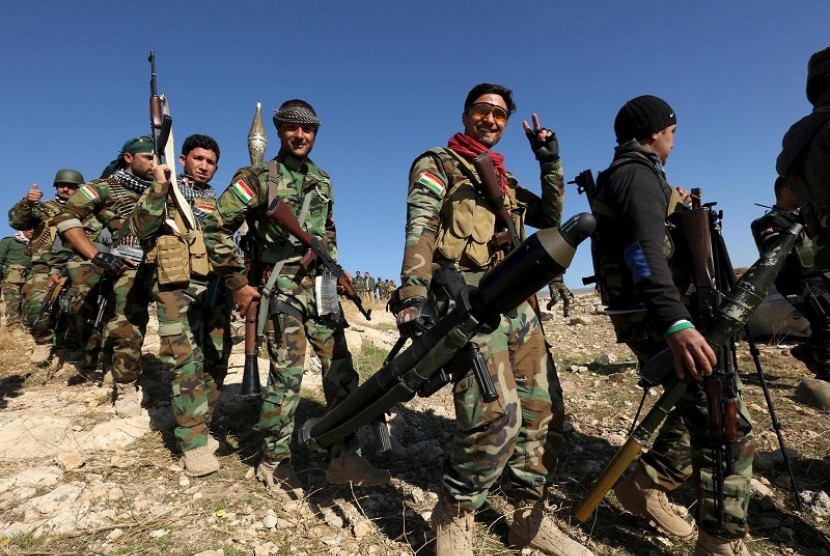 Pasukan Peshmerga berjalan menuju Kota Sinjar, Jumat (13/11). 