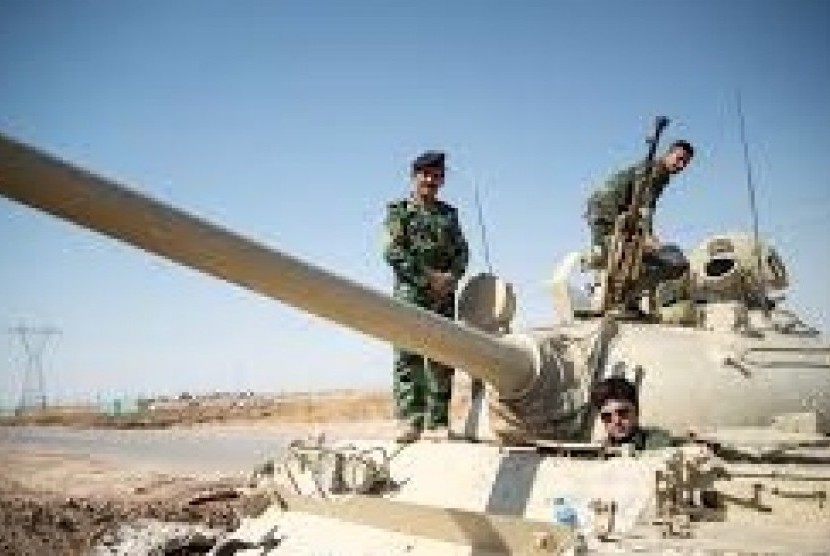 Pasukan Peshmerga dengan Tank lapis baja (ilustrasi)