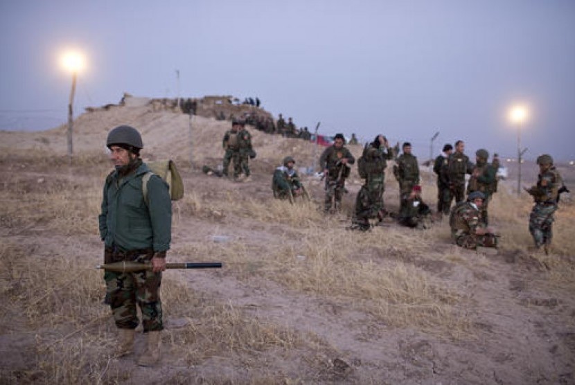 Pasukan Peshmerga Kurdi berkumpul sebelum memasuki Nawaran untuk melawan ISIS, sekitar 20 kilometer dari Mosul, Kamis, 20 Oktober 2016.
