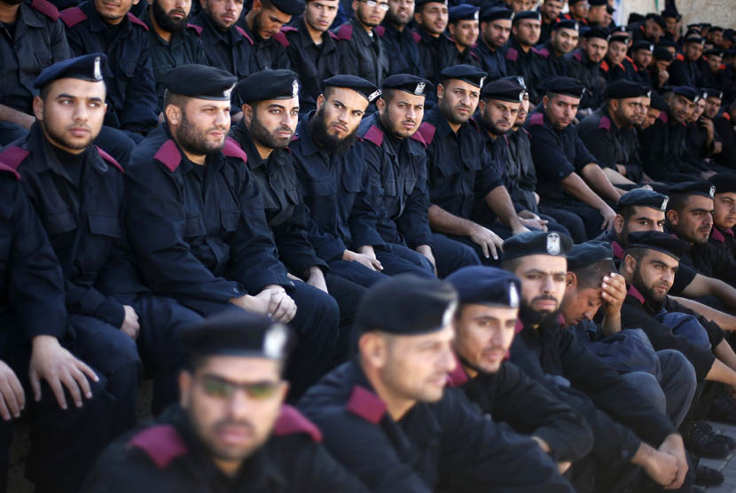   Pasukan polisi Hamas saat mengikuti upacara wisuda anggota pasukan keamanan Palestina di kota Gaza,Senin (17/12).  (Reuters/Suhaib Salem)