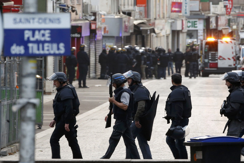 Pasukan polisi khusus mengamankan daerah  Saint-Denis, Prancis, dekat Paris, November 18, 2015 (  Reuters/Jacky Naegelen)