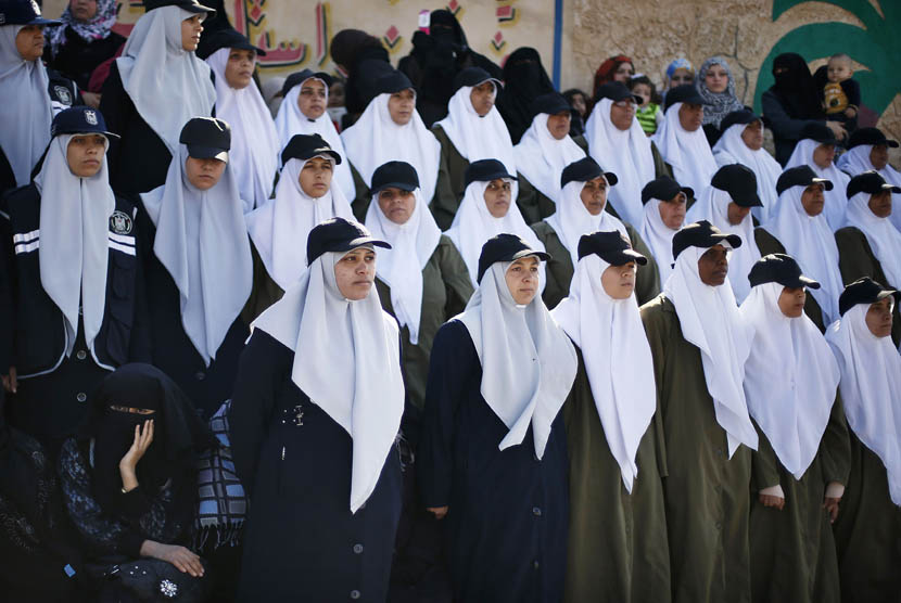   Pasukan polisi wanita Hamas saat mengikuti upacara wisuda anggota pasukan keamanan Palestina di kota Gaza,Senin (17/12).  (Reuters/Suhaib Salem)