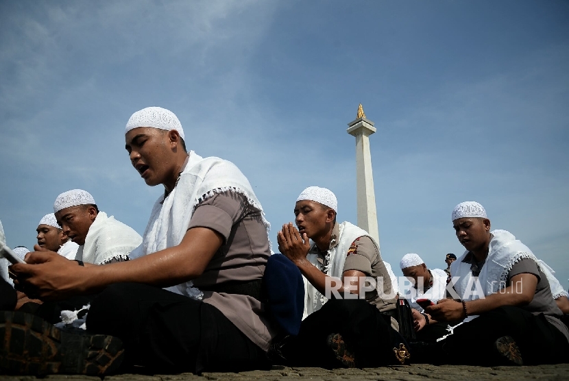 Pasukan polri dan TNI saat mengikuti apel kesiapsiagaan pengamanan tahap kampanye dalam rangka pilkada serentak 2017 di Lapangan Silang Monas, Jakarta, Rabu (2/11)