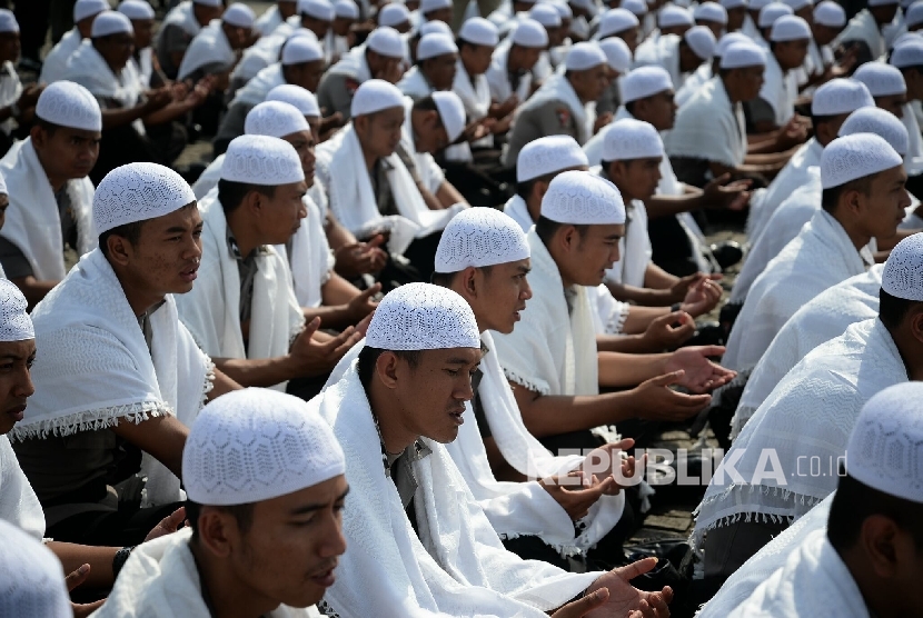 Pasukan polri dan TNI saat mengikuti apel kesiapsiagaan pengamanan tahap kampanye dalam rangka pilkada serentak 2017 di Lapangan Silang Monas, Jakarta, Rabu (2/11).