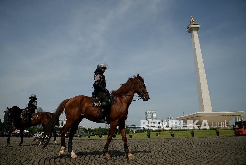Pasukan polri dan TNI saat mengikuti apel kesiapsiagaan pengamanan tahap kampanye dalam rangka pilkada serentak 2017 di Lapangan Silang Monas, Jakarta, Rabu (2/11). (Republika/Prayogi)