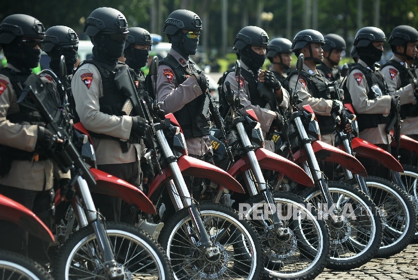Pasukan polri dan TNI saat mengikuti apel kesiapsiagaan pengamanan tahap kampanye dalam rangka pilkada serentak 2017 di Lapangan Silang Monas, Jakarta, Rabu (2/11)