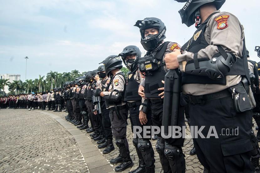 Pasukan Polri mengikuti apel gabungan gelar pasukan di lapangan Monas, Jakarta, Senin (11/4/2022). Apel tersebut dilaksanakan dalam rangka pengamanan aksi unjuk rasa BEM SI.