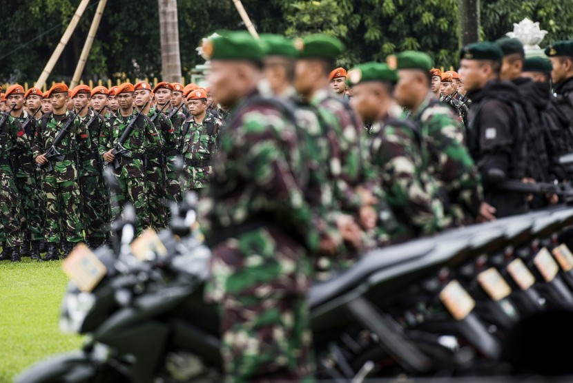 Pasukan Satuan Tugas Pengamanan Wilayah I mengikuti apel pengamanan menjelang Konferensi Tingkat Tinggi Organisasi Kerjasama Islam (KTT OKI) di Markas Kodam Jaya, Jakarta, Kamis, (25/2)