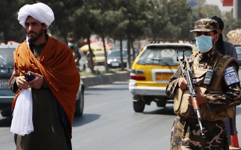 Pasukan Taliban berjaga di pos pemeriksaan pinggir jalan di Kabul, Afghanistan, 09 September 2021.