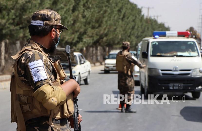  Pasukan Taliban berjaga di pos pemeriksaan pinggir jalan di Kabul, Afghanistan, Kamis (9/10/2021).