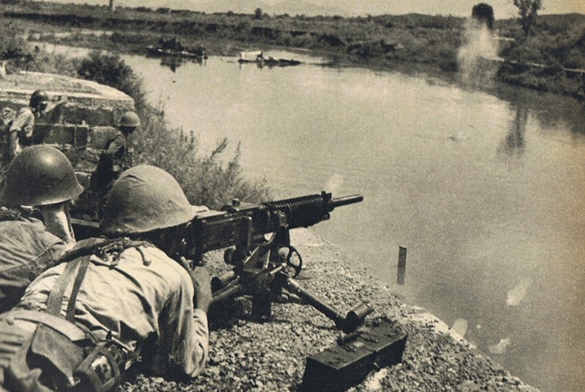 Pasukan tentara sekutu dengan senapan mesin portablenya.