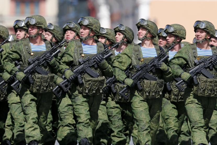 Pasukan terjun payung Angkatan Darat Rusia berbaris selama latihan untuk parade militer Hari Kemenangan di Moskow, Rusia, pada 7 Mei 2021. Pejabat Ukraina dan Barat khawatir bahwa penumpukan militer Rusia di dekat Ukraina dapat menandakan rencana Moskow untuk menyerang bekas Sovietnya tetangga. 