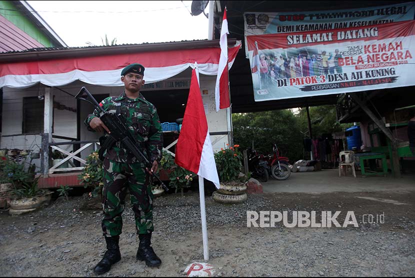Pasukan TNI AD berjaga di dekat tanda tapal batas Patok Tiga Pulau Sebatik, Kalimantan Utara.