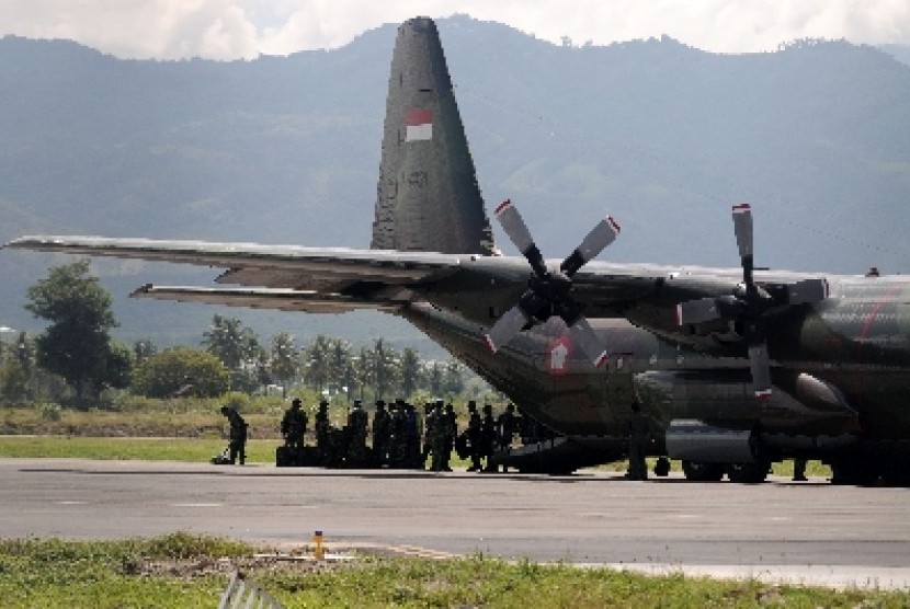 Pasukan TNI AD dari kesatuan intai tempur turun dari pesawat Hercules di Bandara Mutiara Sis-Aljufri Palu, Kamis (26/3).