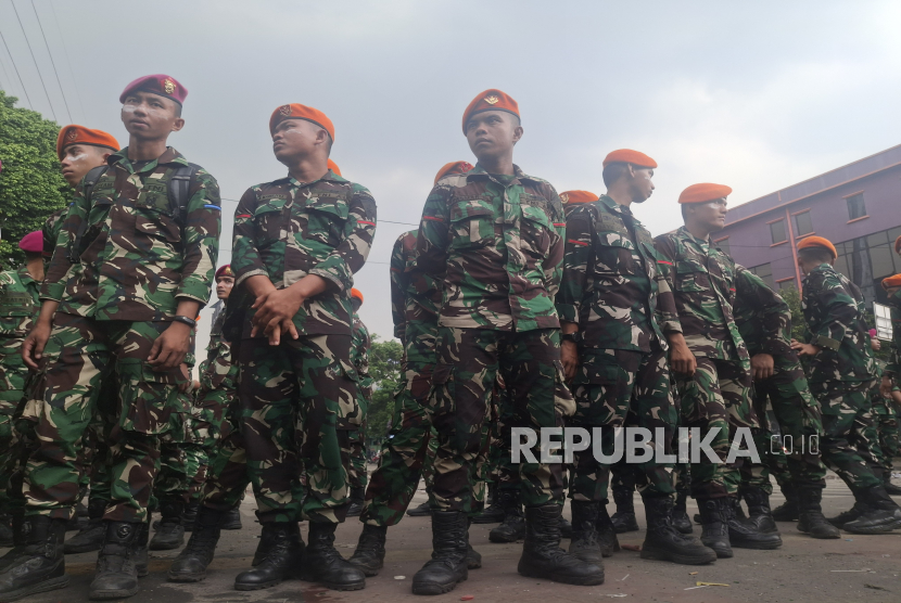 Pasukan TNI berjaga di perempatan Pasar Senen, Jakarta, Sabtu (30/8/2025). Mereka menghalau para pendemo untuk memasuki kawasan Mako Brimob Kwitang.