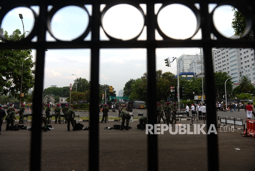 Pasukan TNI memekai perlengkapan keamanan saat mengamankan Aksi Damai 4 November di depan Istana Merdeka, Jakarta, Jumat (4/11)