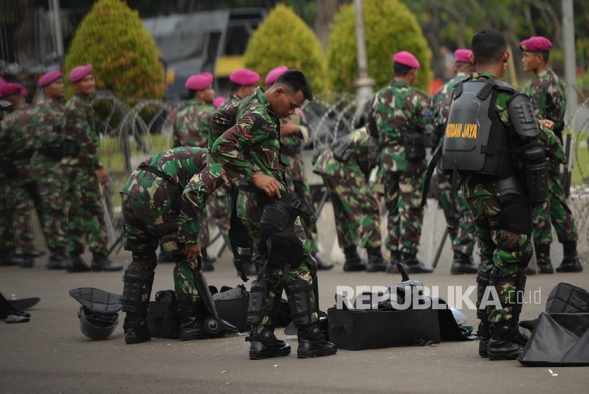 Pasukan TNI memekai perlengkapan keamanan saat mengamankan Aksi Damai 4 November di depan Istana Merdeka, Jakarta, Jumat (4/11)