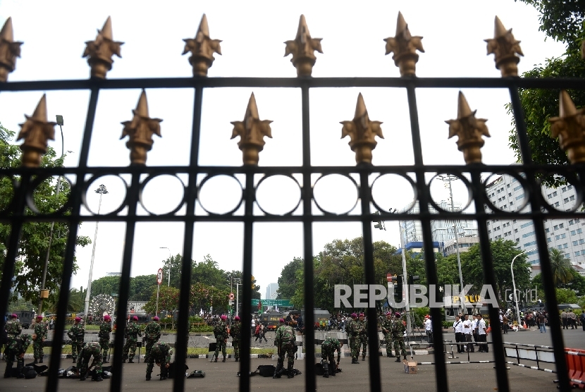 Pasukan TNI memekai perlengkapan keamanan saat mengamankan Aksi Damai 4 November di depan Istana Merdeka, Jakarta, Jumat (4/11)