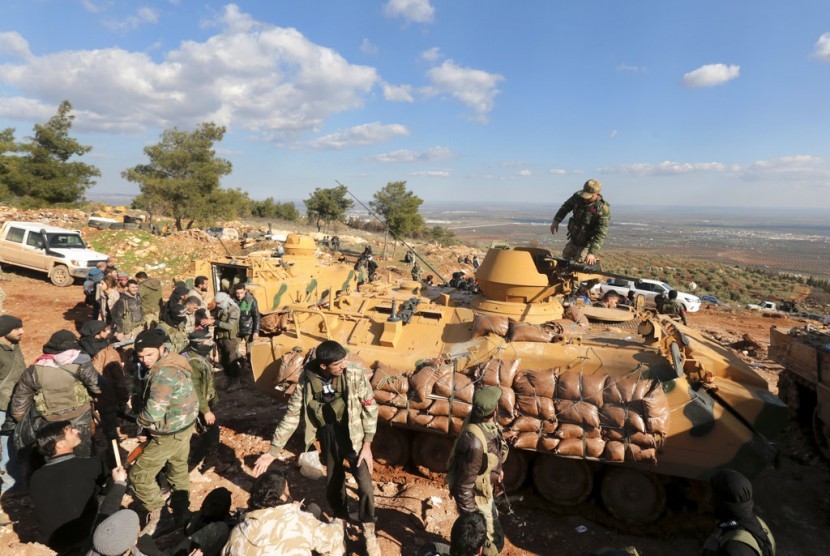Pasukan Turki dan milisi Suriah pro-Turki mencoba mengambil alih bukit Bursayah yang memisahkan Afrin yang dikuasai Kurdi dengan Kota Azaz, Suriah yang dikuasai Turki, 28 Januari 2018. Hampir sebulan operasi militer Turki berlangsung di Afrin.