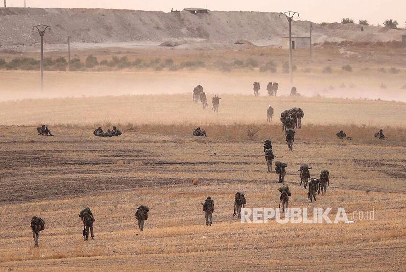 Pasukan Turki memasuki wilayah Manbij, Suriah, Senin (14/10). Manbij merupakan wilayah Kurdi yang ditinggalkan oleh Pasukan AS.  
