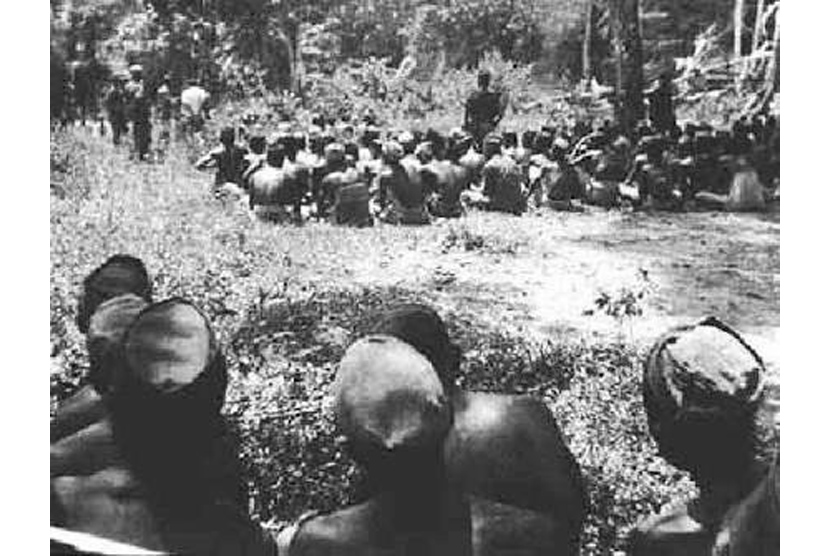  Pasukan Westerling mengumpulkan warga  desa di Sulawesi Selatan  untuk diintrogasi dan ditembak.