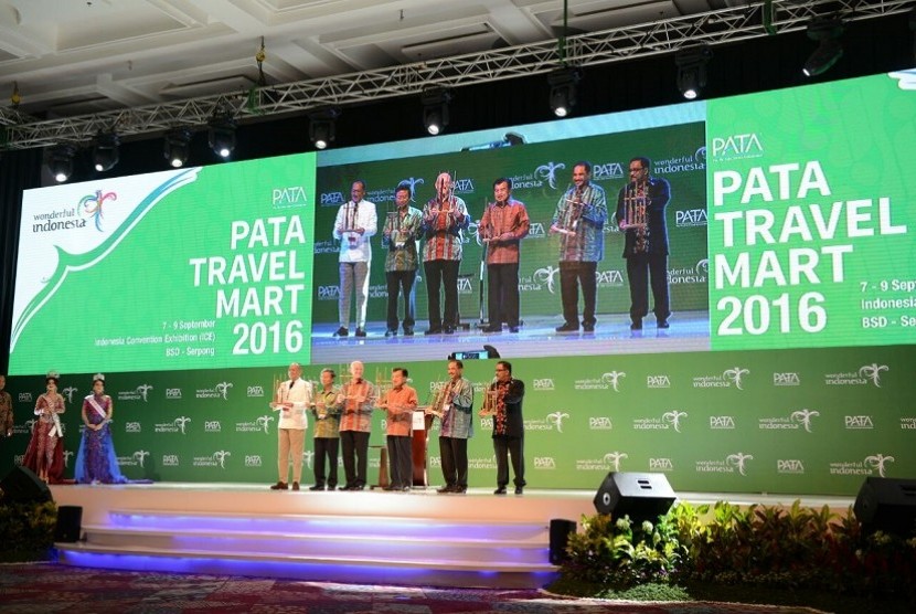 PATA Travel MART 2016 dibuka secara resmi oleh Wakil Presiden Jusuf Kalla didampingi Menteri Pariwisata Arief Yahya, Menteri Pariwisata Malaysia Dato Seri Mohamed Nazri bin Abdul Aziz, Chairman PATA Indonesia Chapter S.D Darmono dan Chairman PATA Andrew Jo