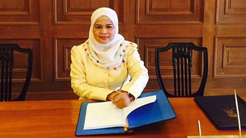 Pateemoh Sadeeyamu (57 tahun) telah ditunjuk sebagai gubernur baru provinsi Pattani selatan di Thailand. Ia adalah gubernur wanita Muslim pertama Thailand. Thailand Angkat Gubernur Wanita Muslim Pertama