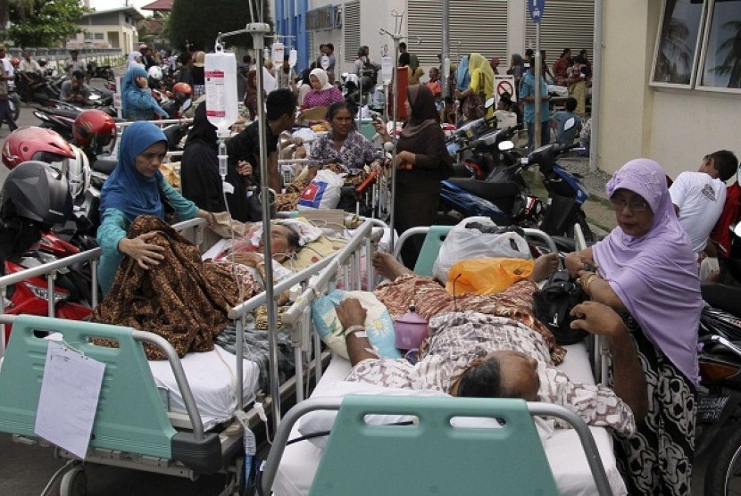 Patients are evacuated from a hospital after an earthquake hit the western coast of Sumatra, in Banda Aceh in Aceh province April 11, 2012.