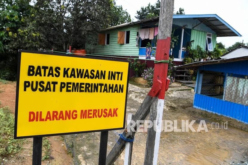 Patok batas Kawasan Inti Pusat Pemerintahan (KIPP) Ibu Kota Negara (IKN) Nusantara terpasang di Kecamatan Sepaku, Penajam Paser Utara, Kalimantan Timur, Ahad (13/3/2022). Pemerintah telah menetapkan KIPP pada IKN Nusantara seluas 6.671 hektare yang terbagi menjadi tiga klaster, yaitu klaster kawasan inti pemerintahan, klaster pendidikan, dan klaster kesehatan.