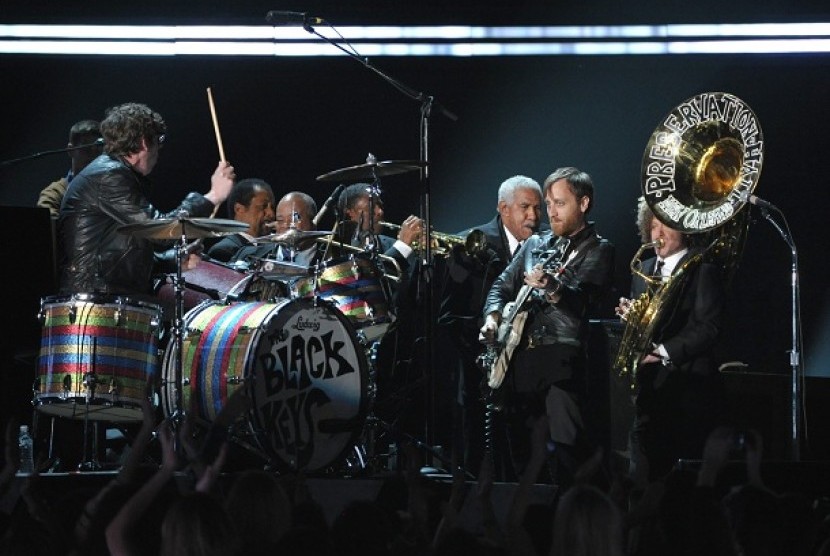  Patrcik Carney (kiri) serta Dan Auerbach (dua dari kanan) personel dari The Black Keys saat tampil di panggung Grammy Awards ke-55 yang digelar di Staples Center, Los Angeles, Ahad (10/2) waktu Los Angeles. 