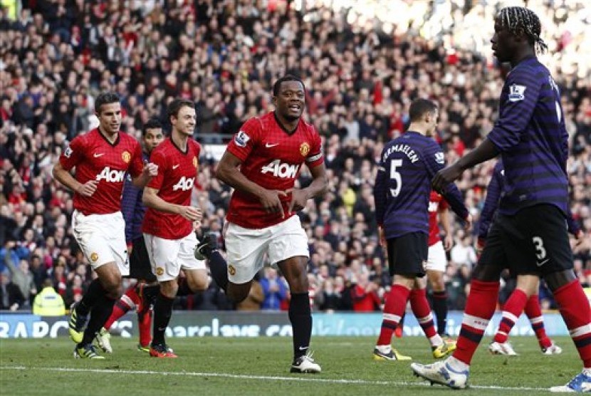 Patrice Evra merayakan golnya ke gawang Arsenal di Old Trafford,Sabtu (3/11) malam. MU menang 2-1 pada laga tersebut dan memuncaki klasemen sementara Liga Primer Inggris.