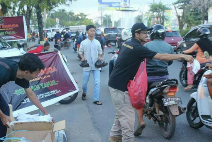 Patriot Garuda biro Kalimantan Selatan membagikan 1000 takjil untuk berbuka puasa di bundaran Kayutangi Banjarmasin, Kalimantan Selatan, Sabtu (17/6).