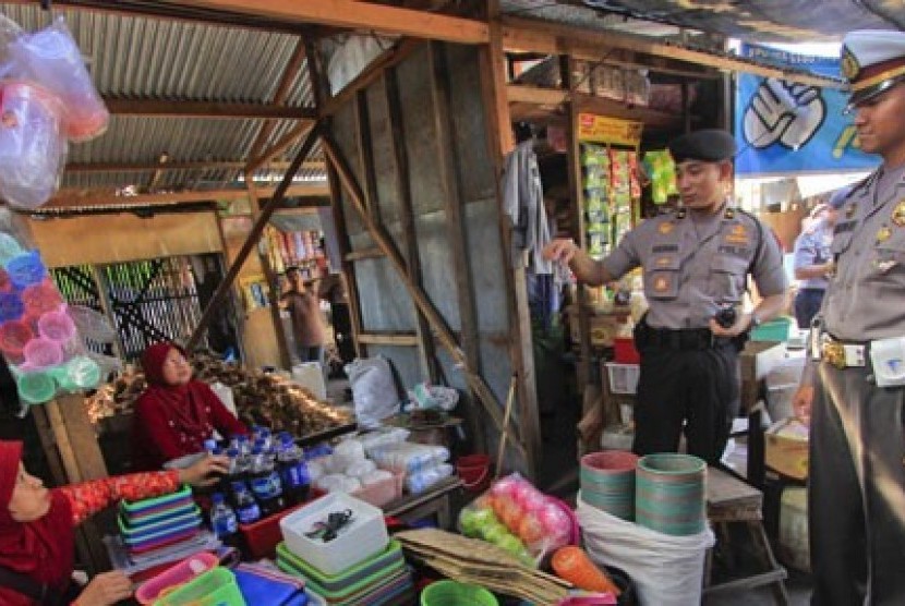 Patroli jalan kaki di pasar Sukoharjo