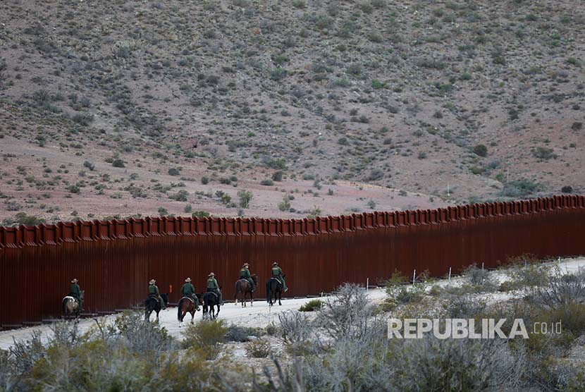 [Ilustrasi] Patroli perbatasan AS berjaga di sepanjang perbatasan yang berbatasan dengan negara Mexico.
