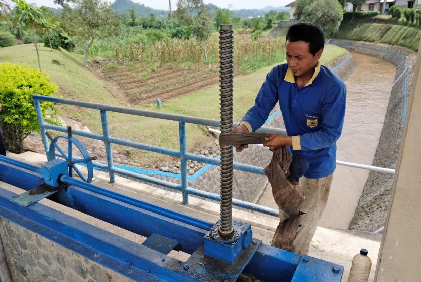 Patugas operasional pemeliharaan melakukan perawatan rutin pintu air irigasi sungai Galeh di Mulyosari, Bulu, Temanggung, Jateng, Senin (18/2/2019). 