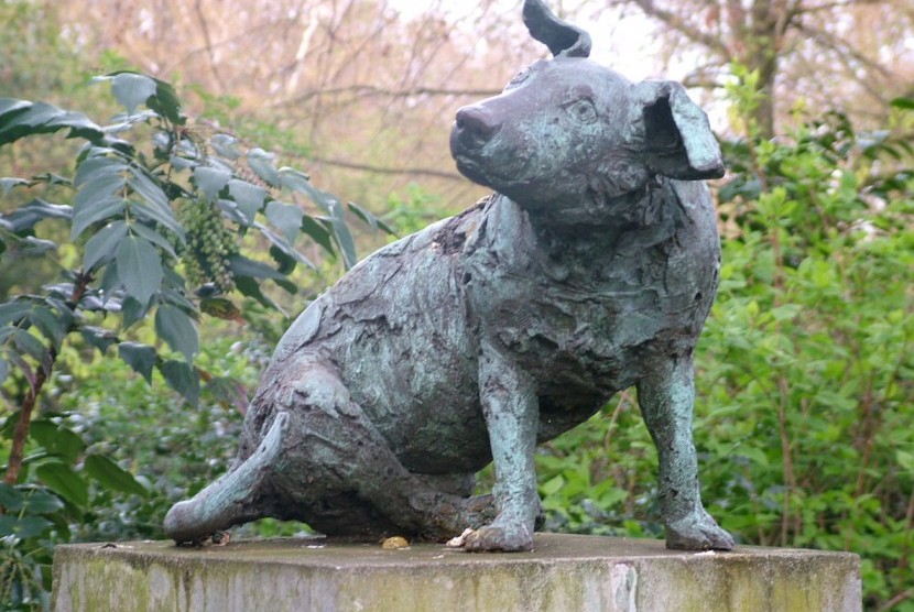 Patung anjing cokelat di Taman Battersea London, Inggris.