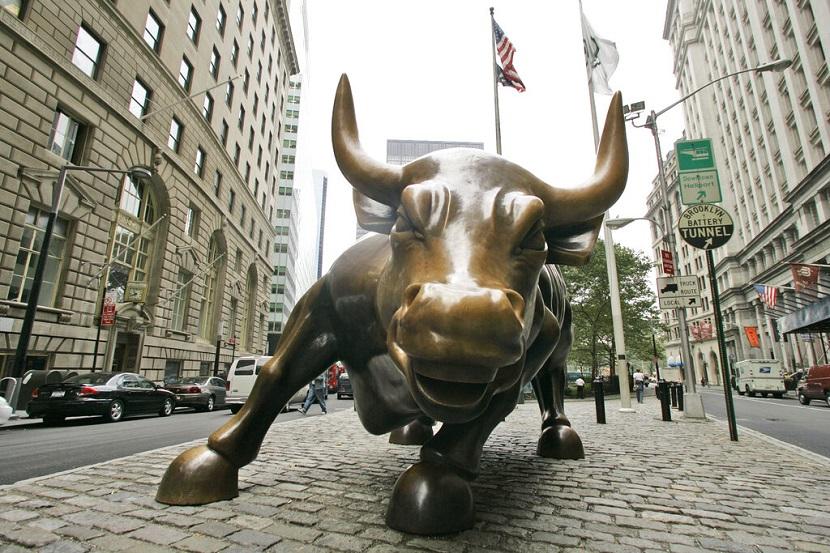 Patung banteng yang menjadi ikon bursa saham Amerika Serikat, Wall Street. Patung banteng ini merupakan hasil karya pemahat asal Italia Arturo Di Modica.