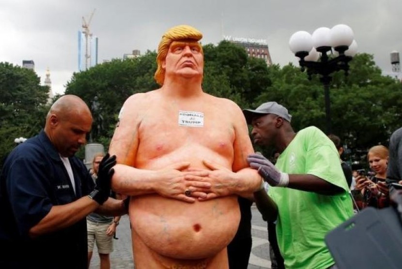 Patung bugil calon presiden AS Donald Trump di Union Square Park in New York City.