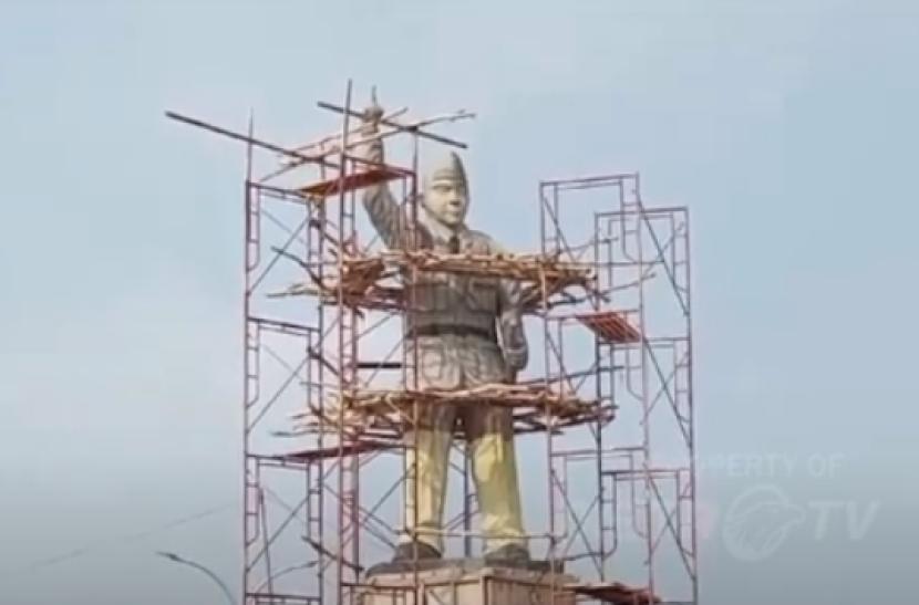 Patung Bung Karno di Banyuasin yang dianggap tak mirip.