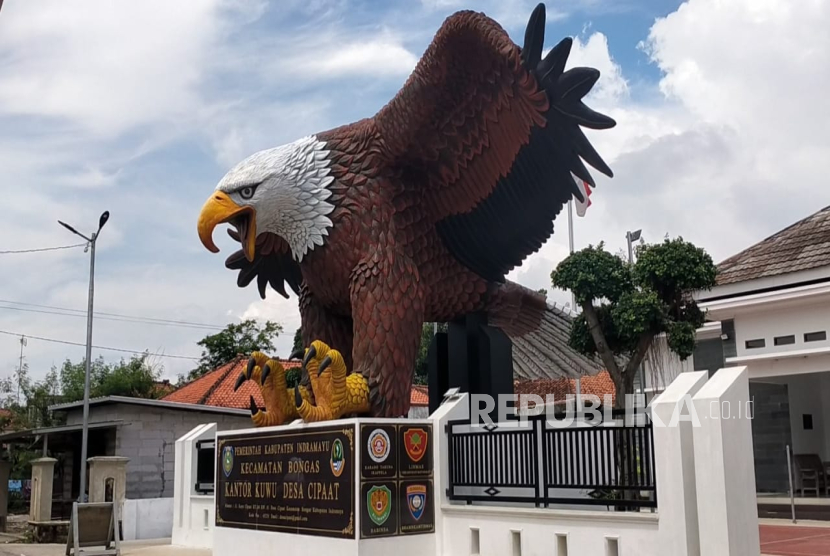 Patung burung Rajawali raksasa di depan Kantor Kepala Desa Cipaat, Kecamatan Bongas, Kabupaten Indramayu. 