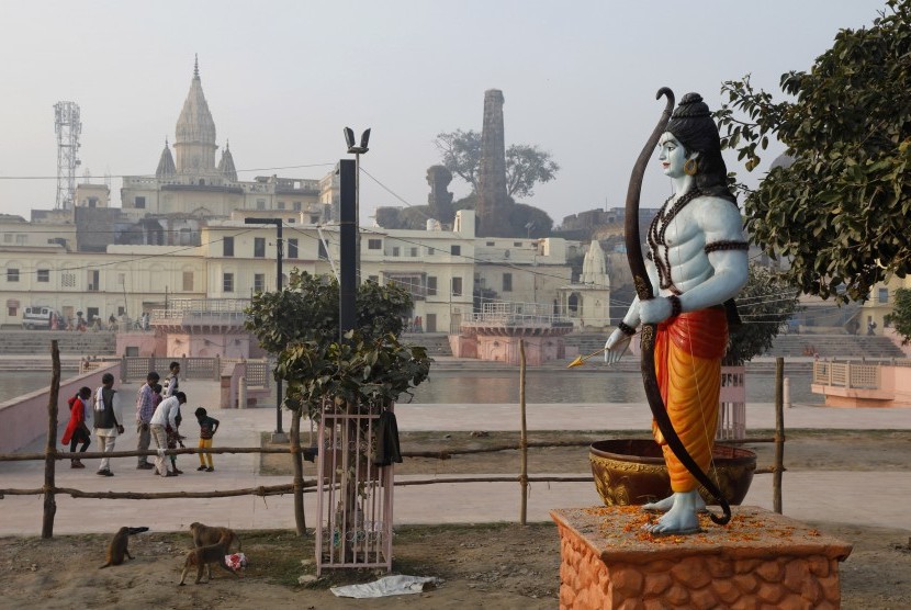 Patung Dewa Rama berdiri di sebelah Sungai Serayu di Ayodhya. Situs Ayodhya telah lama menjadi sengketa umat Muslim dan Hindu India.