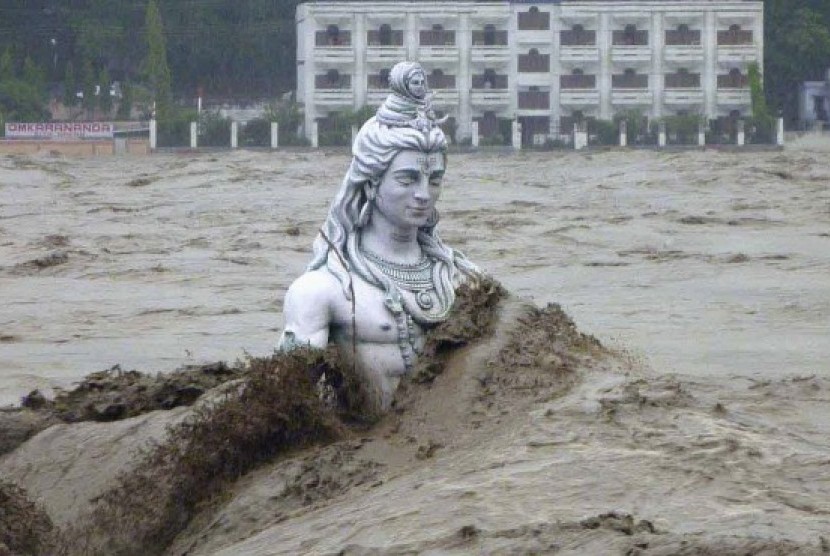 Patung Dewa Siwa muncul di tengah Sungai Gangga yang banjir di kawasan Rishikesh, kawasan negara bagian Utara, Uttarakhand, India.