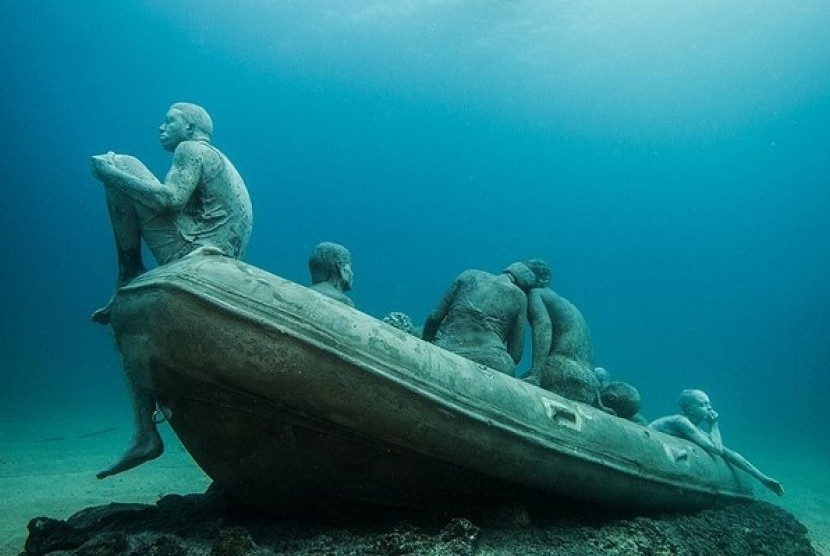 Patung di bawah laut