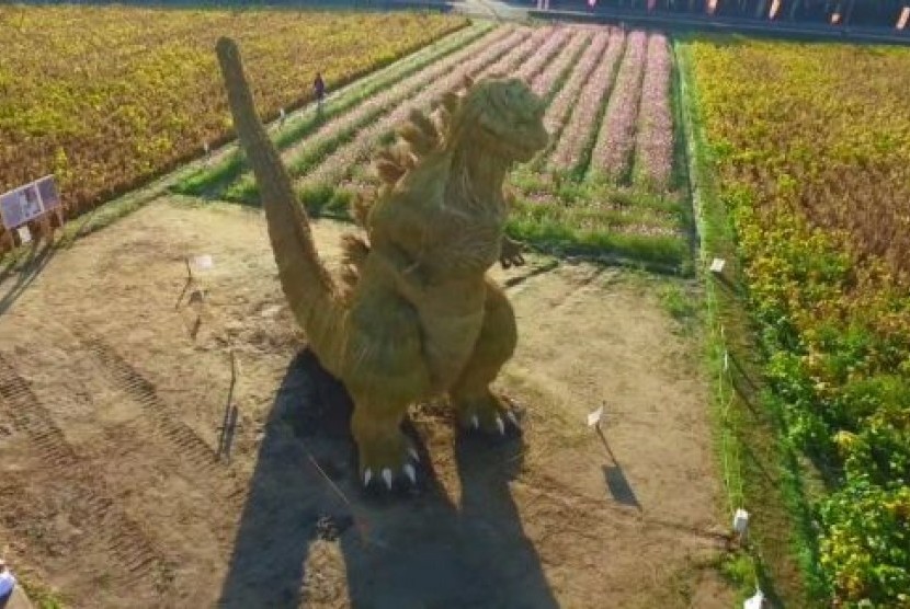 Patung Godzilla dari jerami