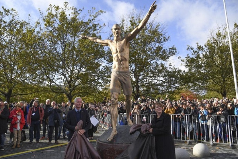 Patung Ibrahimovic sebelum dibakar oleh fans Malmo