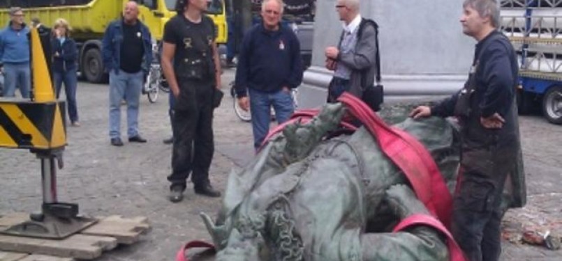 Patung Jan Pieterszoon Coen roboh ditabrak sebuah mobil derek.